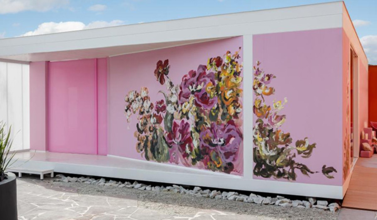 Pintura da Fachada "Vou de Rosa", artista Lais Odeli.